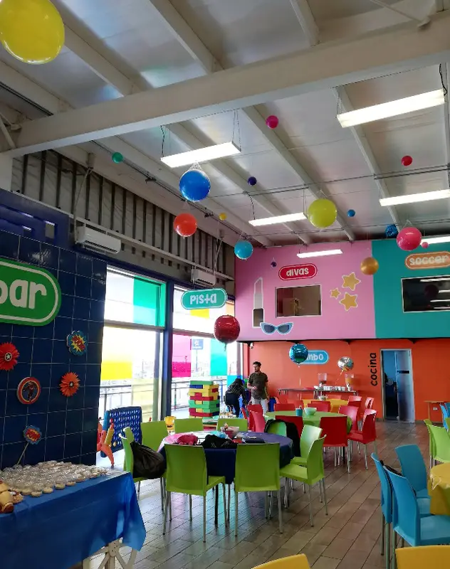Salón con mesas moradas y verdes